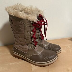 Sorel tofino boots size 6 big girl